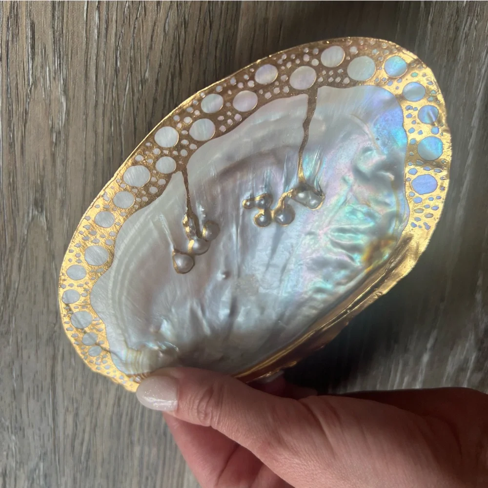 Pearlescent/ iridescent / oyster style jewelry or soap dish